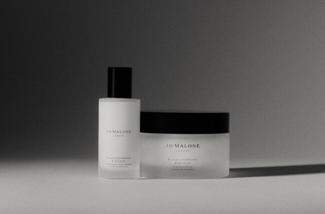 Image en noir et blanc de la nouvelle crème à raser et de l’hydratant après-rasage pour hommes