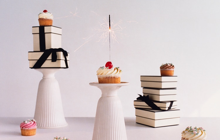 Gâteau d’anniversaire et boîtes Jo Malone London empilées les unes sur les autres 